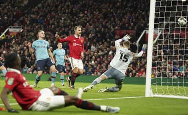 Hráč Manchesteru United Christian Eriksen (uprostred) strieľa úvodný gól cez brankára Burnley Baileyho Peacocka-Farrella.