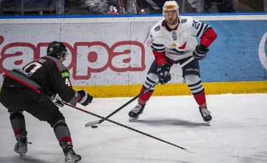 Na snímke zľava Rastislav Gašpar (Banská Bystrica) a William Rapuzzi (Slovan) počas 25. kola hokejovej Tipos extraligy HC Slovan Bratislava - HC '05 Banská Bystrica.