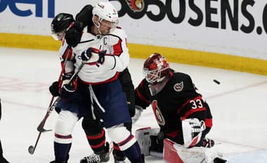 Útočník Alexander Ovečkin (v strede) z Washingtonu Capitals vytvoril nový rekord NHL s 6211 strelami, čím prekonal historický zápis Raya Bourquea.