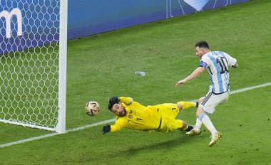 Moment, keď Messi strieľa tretí gól Argentíny.