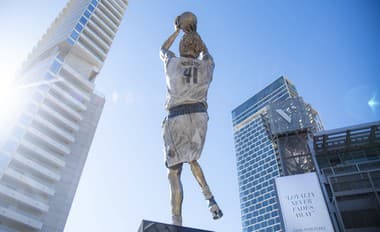 Obrovská pocta pre nemeckého basketbalového velikána: Dallas odhalil sochu na jeho počesť