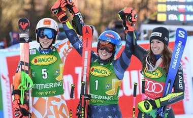 Na snímke zľava druhá slovenská lyžiarka Petra Vlhová, víťazná Američanka Mikaela Shiffrinová a tretia Marta Bassinová z Talianska po 2. kole obrovského slalomu žien Svetového pohára v alpskom lyžovaní v rakúskom Semmeringu.