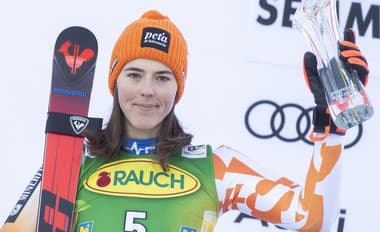 Na snímke Slovenka Petra Vlhová, ktorá skončila na druhom mieste, pózuje na pódiu s pohárom po pretekoch obrovského slalomu žien.