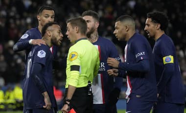 Futbalista Paríža St. Germain Neymar (vľavo) a hlavný rozhodca Clement Turpin si vymieňajú názory po červenej karte.