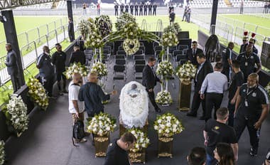 Telo zosnulého brazílskeho futbalového velikána Pelého vystavené počas poslednej rozlúčky na štadióne Vila Belmiro na predmestí Sao Paola.