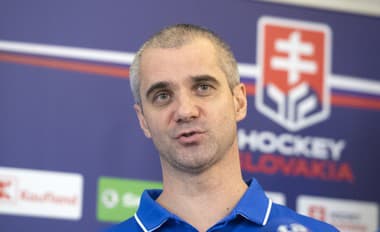 Hlavný tréner slovenskej hokejovej reprezentácie do 20 rokov Ivan Feneš počas brífingu slovenskej hokejovej reprezentácie do 20 rokov