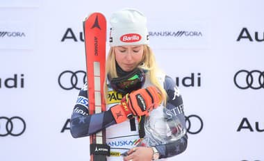 Na snímke americká lyžiarka Mikaela Shiffrinová so slzami oslavuje víťazstvo.