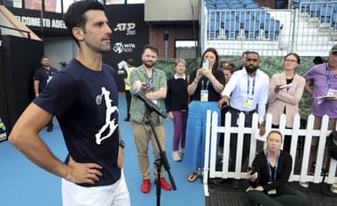 Srbský tenista Novak Djokovič odpovedá na otázky novinárov po tréningu na turnaj ATP v austrálskom meste Adelaide.