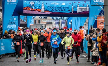 Na archívnej snímke bežci počas podujatia ČSOB Bratislava Marathon.
