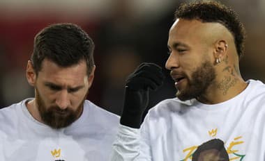 Na snímke futbalisti PSG Lionel Messi (vľavo) a Neymar majú na sebe oblečené tričká s podobizňou zosnulého brazílskeho futbalistu Pelého pred zápasom 18. kola francúzskej Ligue 1 Paríž Saint-Germain - Angers SCO.