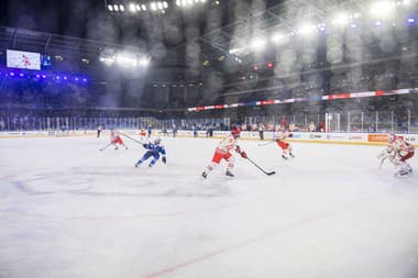 Hokejisti počas zápasu na hokejovom podujatí Kaufland Winter Games HC Oceláři Třinec - HC Kometa Brno pod holým nebom na ploche Národného futbalového štadióna v Bratislave