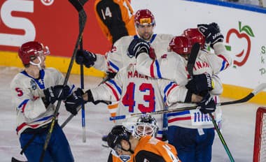 Hokejisti Slovana sa tešia po strelení vyrovnávajúceho gólu na 1:1 