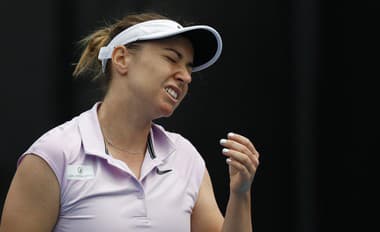 Slovenská tenistka Kristína Kučová reaguje v zápase proti Ruske Diane Šnajderovej.