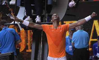 Španielsky tenista Rafael Nadal úspešne vykročil za obhajobou titulu na grandslamovom turnaji Australian Open v Melbourne.