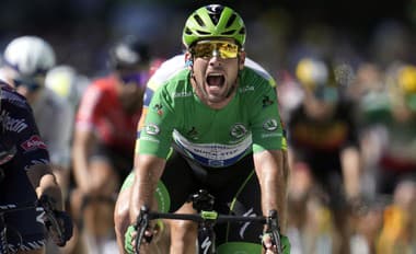 Na archívnej snímke z 9. júla 2021 britský cyklista Mark Cavendish v zelenom drese vedúceho pretekára bodovacej súťaže víťazí v 13. etape cyklistických pretekov Tour de France v Carcassonne.