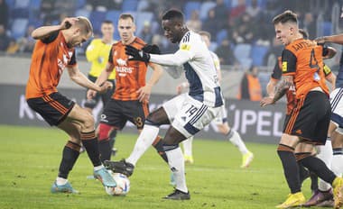 Na snímke zľava Lukáš Fabiš (Ružomberok), Myenty Abena (Slovan) a Oliver Luterán (Ružomberok) v zápase 18. kola Fortuna ligy vo futbale ŠK Slovan Bratislava - MFK Ružomberok.