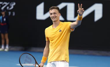 Český tenista Jiří Lehečka sa teší po víťazstve nad Kanaďanom Felixom Augerom-Aliassimom v osemfinále dvojhry na grandslamovom turnaji Australian Open 22. januára 2023 v Melbourne.