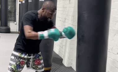 Mayweather hlási návrat do ringu: Boxerskú legendu chce zdolať zápasník a herec