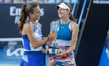 Slovensko-taliansky pár Renáta Jamrichová (vpravo) a Federica Urgesiová držia trofej po víťazstve.