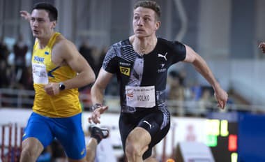 Na snímke vpravo Ján Volko (Naša atletika Bratislava) a vľavo Stanislav Kovalenko (Ukrajina) na trati 60 m behu počas 22. ročníka halového atletického mítingu Elán.