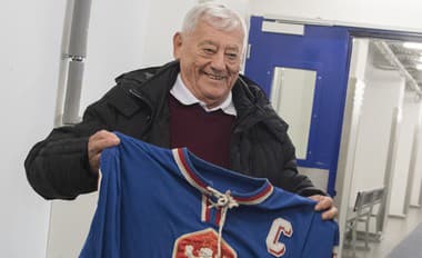 Na snímke vľavo bývalý hokejový reprezentant Československa Jozef Golonka ukazuje olympijský reprezentačný dres.