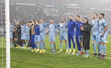 Futbalisti Slovana ďakujú fanúšikom po víťazstve 2:1 v zápase 5. kola H-skupiny Európskej konferenčnej ligy ŠK Slovan Bratislava - FC Pjunik Jerevan v Bratislave vo štvrtok 27. októbra 2022. 
