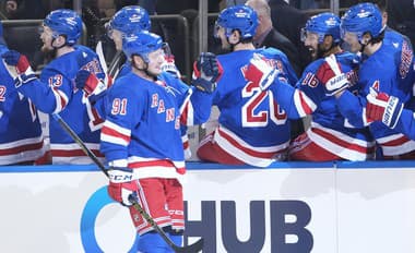 Vladimir Tarasenko oslavuje so spoluhráčmi z NY Rangers svoj premiérový gól.
