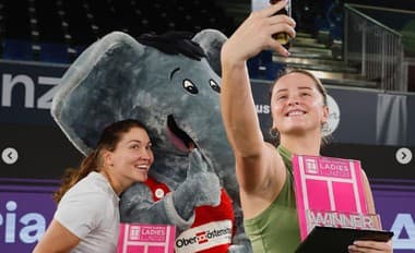 Viktória Kužmová (vpravo) s Gruzínkou Natelou Dzalamidzeovou získali na halovom turnaji WTA v Linzi titul vo štvorhre.
