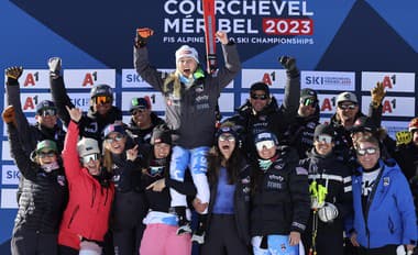 Americká lyžiarka Mikaela Shiffrinová so svojím tímom.