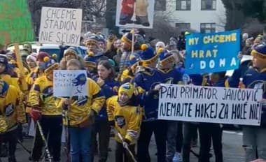 Rodičia s deťmi vyšli do ulíc: V Piešťanoch bojujú za záchranu hokeja aj tí najmenší!