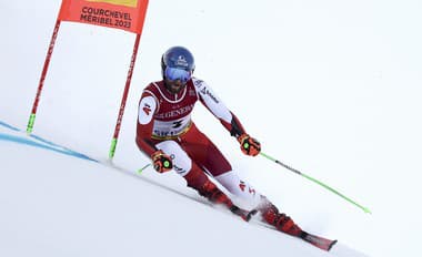 Rakúšan Marco Schwarz na trati 1. kola obrovského slalomu.