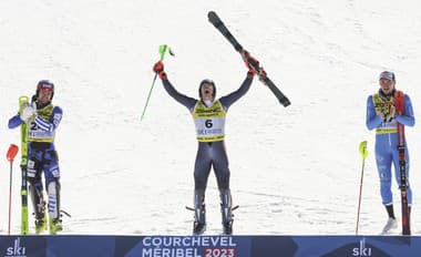 Nórsky lyžiar Henrik Kristoffersen (uprostred) sa teší zo zisku zlatej medaily v slalome mužov v alpskom lyžovaní vo francúzskom stredisku Courchevel-Méribel 19. februára 2023. Striebro získal Grék AJ Ginnis (vľavo) a bronz Talian Alex Vinatzer (vpravo).