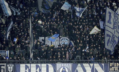 Lietali kamene a fľaše! Frankfurtská polícia zatkla fanúšikov Eintrachtu a Neapolu po bitke
