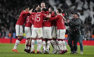 Manchester United ukončil šesťročné čakanie na trofej: K pohárovému triumfu pomohol aj Dúbravka
