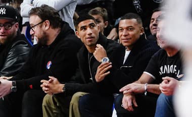 Marocký futbalista Achraf Hakimi a Kylian Mbappé počas zápasu NBA. 
