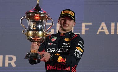 Verstappen ovládol úvodné preteky v Bahrajne, divákov bavil najmä Alonso