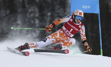 Petra Vlhová na trati 1. kola obrovského slalomu.