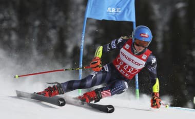 Američanka Mikaela Shiffrinová na trati prvého kola obrovského slalomu.