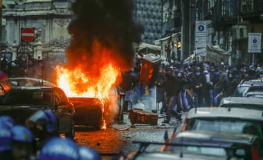 Výtržnosti v Neapole: Fanúšikovia Frankfurtu demolovali mesto, podpálili autá a útočili na políciu!