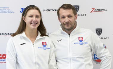 Fedcupový kapitán Matej Lipták (vpravo) a Renáta Jamrichová (vľavo)