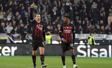 Zlatan Ibrahimovič (vľavo) z AC Milána sa teší z gólu z penalty na 1:1 počas zápasu 27. kola talianskej Serie A Udinese Calcio - AC Miláno.