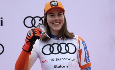 Na snímke slovenská lyžiarka Petra Vlhová pózuje s medailou za celkové tretie miesto v disciplíne slalom.
