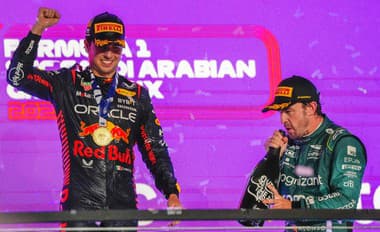 Mexický jazdec Sergio Perez (vľavo) z Red Bullu sa teší z víťazstva na Veľkej cene Saudskej Arábie seriálu F1, vpravo tretí Španiel Fernando Alonso.