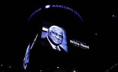 Minúta ticha na palubovke The Brooklyn Nets v rámci spomienky na bývalého hráča New Yorku Knick Willisa Reeda.
