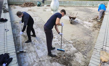 Počas brigády vyčistili zamestnanci SOŠV aj fontánu pri Dome športu.