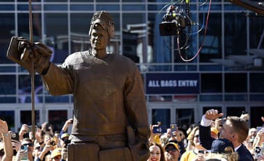 Zaslúžená odmena pre fínskeho brankára: Pred štadiónom v Nashville mu postavili sochu!