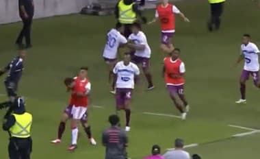 Šialená bitka na futbalovom zápase v Brazílii: Medzi hráčov skočil aj fanúšik s dieťaťom!