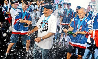 Vůjtek o rozhodnutí nevolať hráčov z KHL: V NHL hrá mnoho Rusov a Ovečkinovi tlieskajú postojačky!