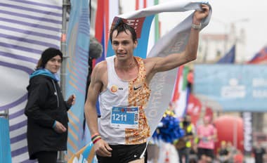 Na snímke víťaz v kategórii mužov Taras Ivaniuta (Ukrajina) v cieli podujatia ČSOB Bratislava Marathon.