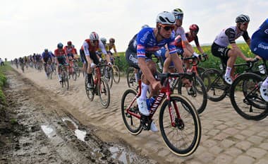 Slávna klasika Paríž - Roubaix priniesla opäť množstvo drámy: Z triumfu sa raduje van der Poel